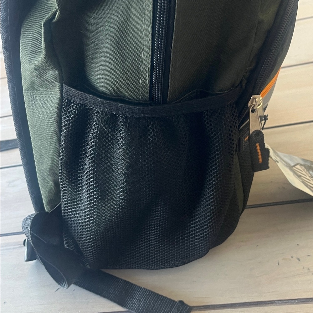 Summit Ridge Green Backpack with Mesh side pockets - Picture 5 of 6